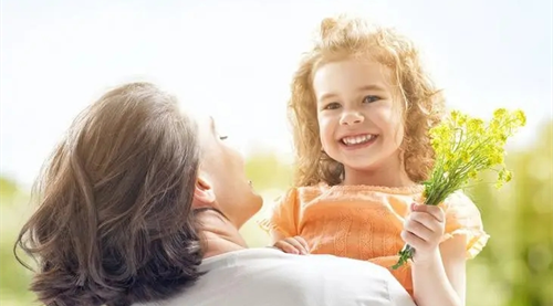 梦见抱小女孩是什么意思 已婚女人梦见抱小女孩是什么意思